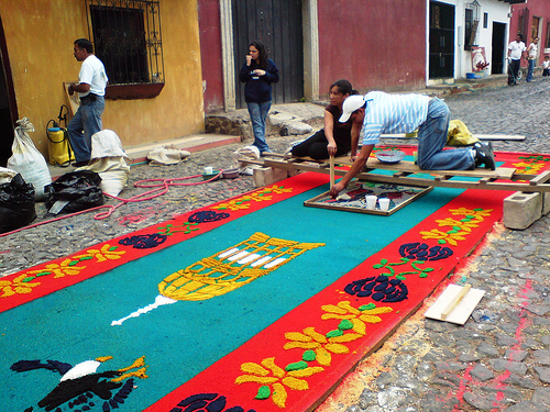 alfombras de semana santa en guatemala. Hacer una alfombra significa